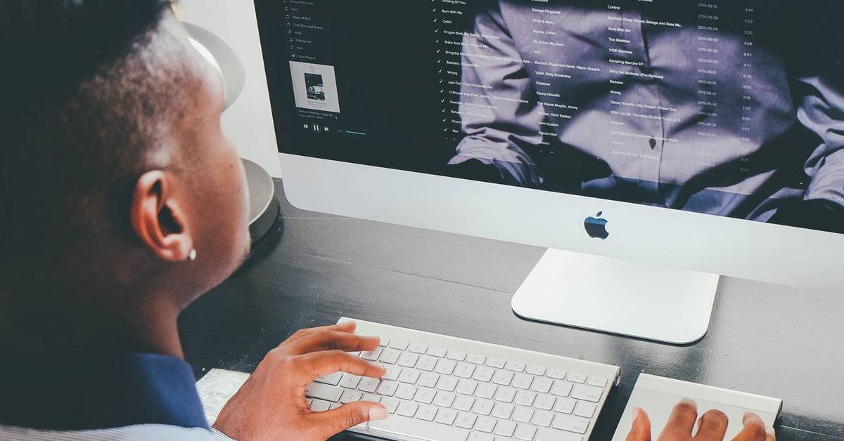 webdev_uk's tweet card. Wondering if an iMac Pro is worth it? Perhaps a MacBook Pro or an iMac would be better for you. Let's find out.