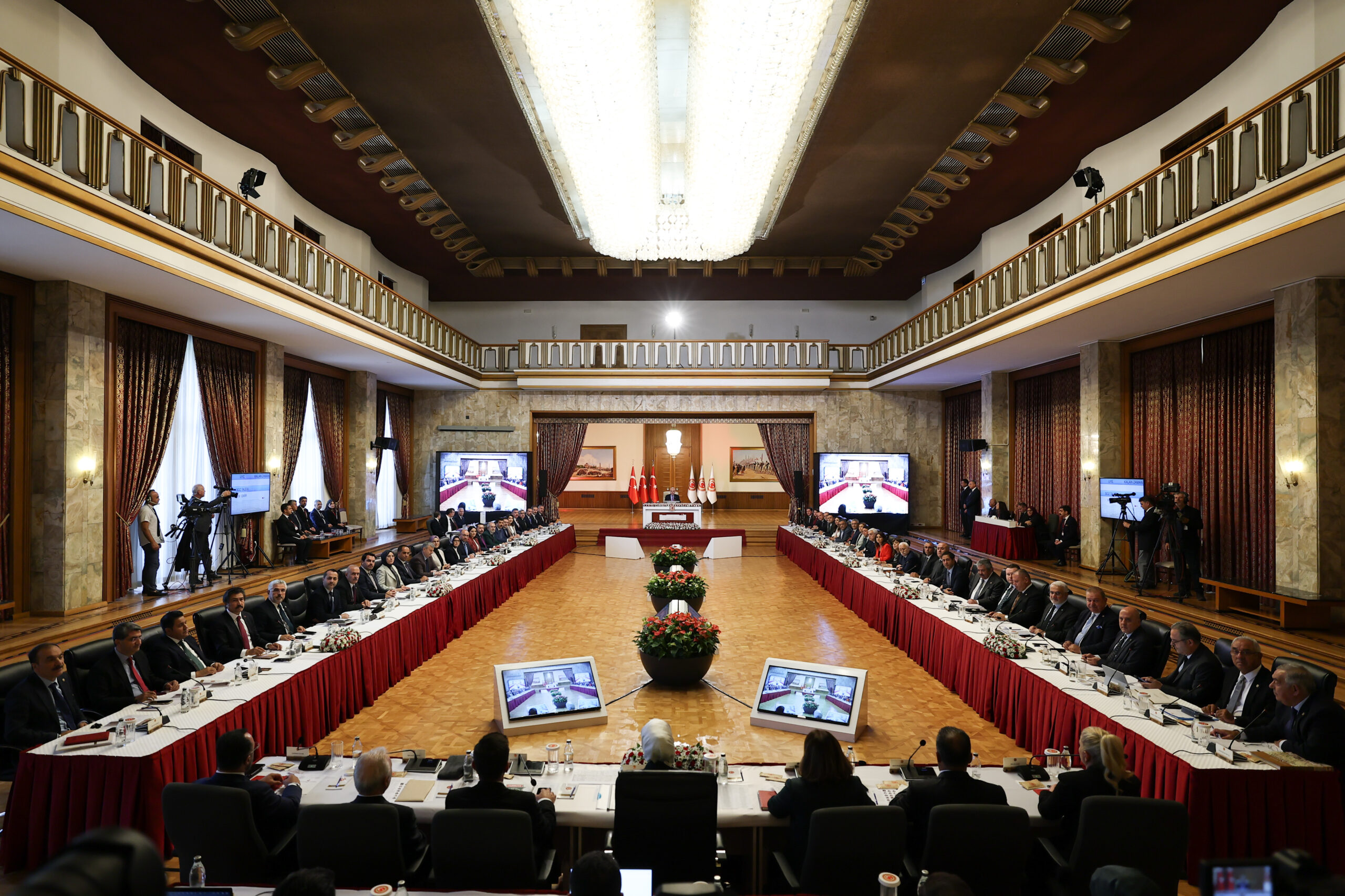 AlpOzerdem's tweet card. Öcalan’la sınırlı,denetlenebilir bir temas,Demirtaş ve meşru temsil kanallarını içeren, demokratik ilkelerle çerçevelenmiş bir yol haritası.