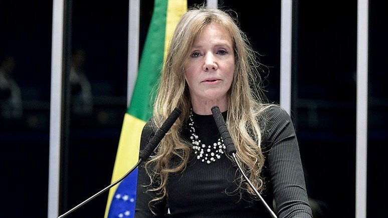 RevistaISTOE's tweet card. O juiz Hilmar Carlos Branco Raposo Filho, da 21ª Vara Cível de Brasília, mandou um homem pagar R$ 15 mil em indenizações à ex-senadora Vanessa Grazziotin