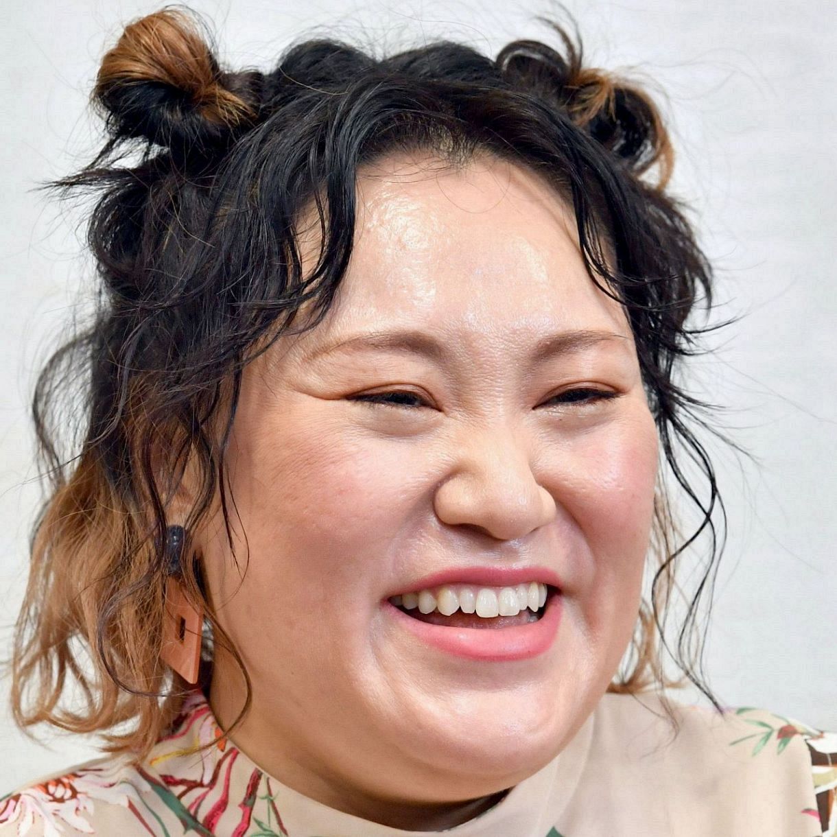 coconuts30MM's tweet card. 　お笑い芸人のバービーが１８日、ＴＢＳ系お昼の情報番組「ひるおび」にスタジオ生出演。番組では、中国外務省による訪日自粛を呼びかけなど取り上げた。 　番組では、高市早苗首相の”台湾有事”答弁をめぐっ