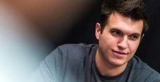 sweatypoker's tweet card. 今回は少し趣向を変えて、あるポーカープレイヤーのサクセスストーリーについてお話しします。彼の名前は Doug Polk。あるいは "WCGRider" というスクリーンネームの方がよく知られているかもしれません。ヘッズアップゲームの世界トップと言われるプレーヤーで、オンライン