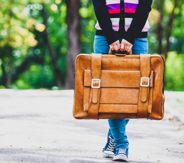 gisb_sus's tweet card. (Comienza con una adolescente cargando con una vieja maleta) ¿Qué es esto, mamá? ¿De dónde lo has sacado? Estaba en el trastero. Me ha caído encima cuando buscaba cosas viejas con qué disfrazarme&#…