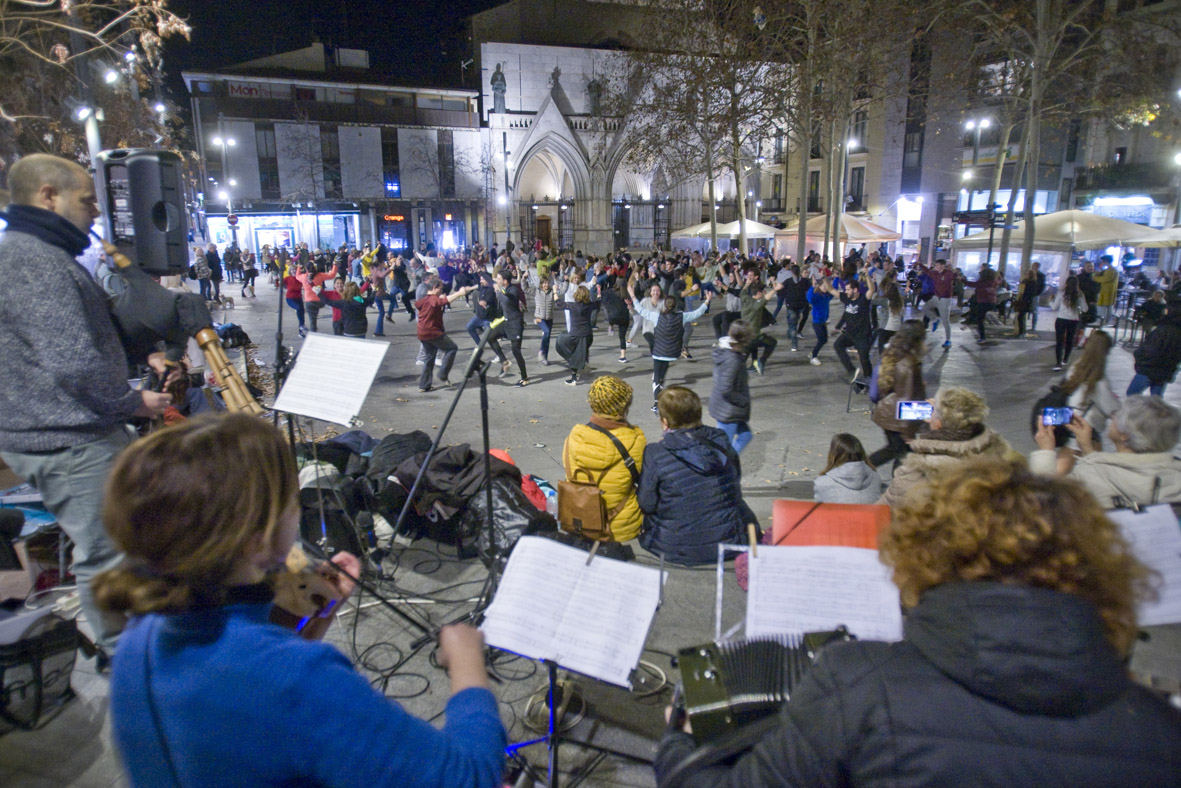 DiarideTerrassa's tweet card. FOTOS | Assaig de la primera Ballada Popular de Gitanes de Terrassa