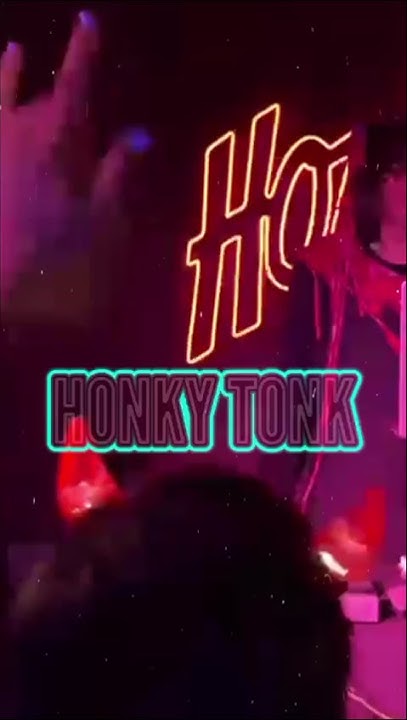 DjModerno's tweet card. Halloween en Honky tonk