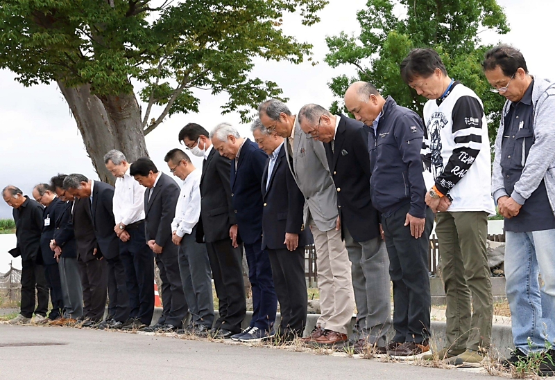 yorokobi_p's tweet card. 　２０１９年１０月の台風１９号災害で長野市穂保の千曲川堤防が決壊してから、１３日で６年となった。甚大な被害が出た長沼、豊野両地区では、水害の経験を語り継ぎ、防災への意識を高める催しが開かれた。 　同日正午、決壊現場付近では長沼地区の住民らが黙とうし、地域の安全を願った。長沼地区住民自治協議会の小林竜