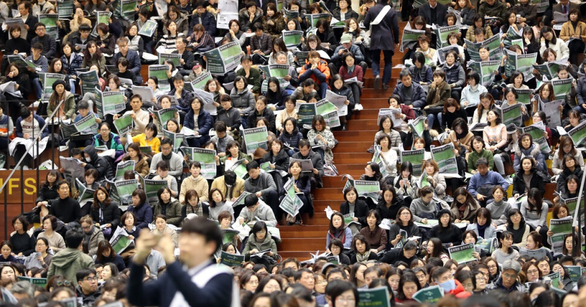 Yumismm's tweet card. ‘능력주의’(Meritocracy)에 대한 논쟁이 뜨겁습니다. 능력주의가 말하는 ‘능력만큼 보상받는다’는 일견 공정하다고 느껴집니다. 능력주의가 젊은층을 중심으로 인기 있는 이유는 우리 사회가 능력에 따른 보상을 하지 않으며 공정하지 않다고 생각하기 때문입니다. 50대의 대학 졸업 시절은 운이 좋았습니다. 학점이 낮아도, 자격증 하나 없어도 좋은 직장에 안