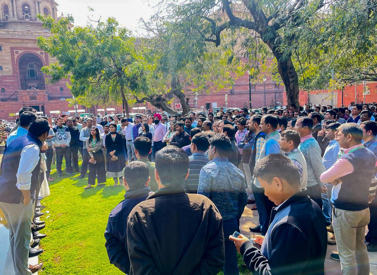 CSSforum_'s tweet card. Central government employees threaten non-cooperation movement over delayed promotions, financial losses, and career stagnation, demanding action from government.