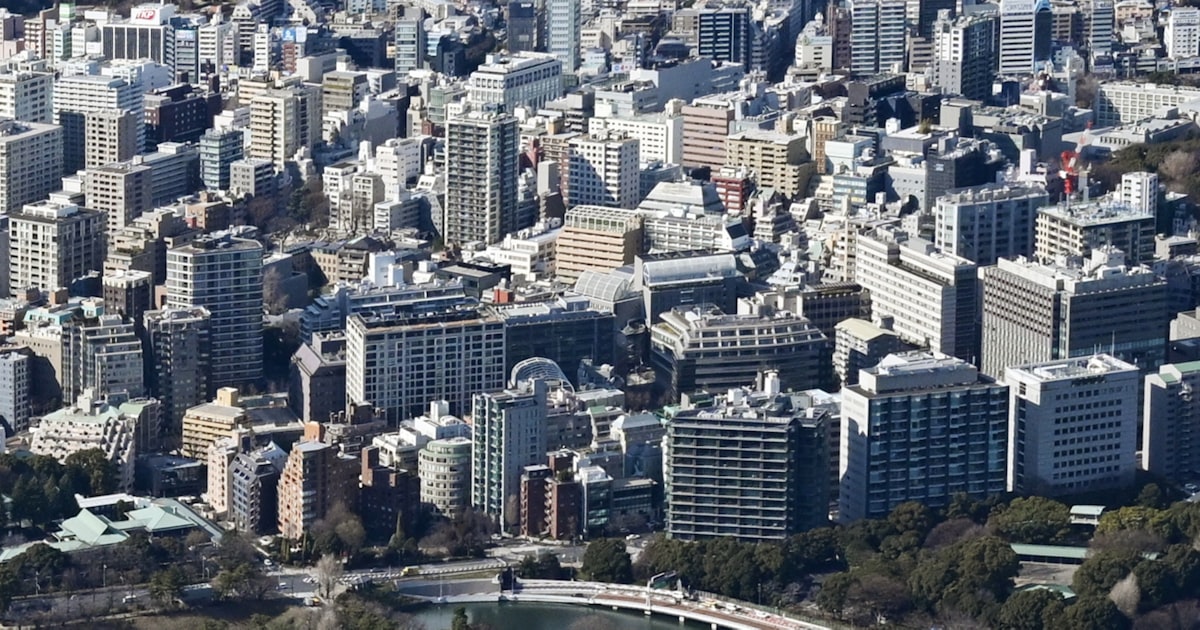 nikkei's tweet card. 東京都千代田区は18日、不動産大手などが加盟する不動産協会（東京・千代田）に投機を目的とするマンション取引の防止に協力するよう要請した。不動産デベロッパーなどに対し、購入者に5年間の転売を禁じる条項の導入などを求める。都心部の不動産価格の高騰や需給逼迫が続いていることから、居住目的の消費者が購入しやすい環境の整備をめざす。市街地再開発事業で販売するマンションについて、購入者に引き渡しから5年間