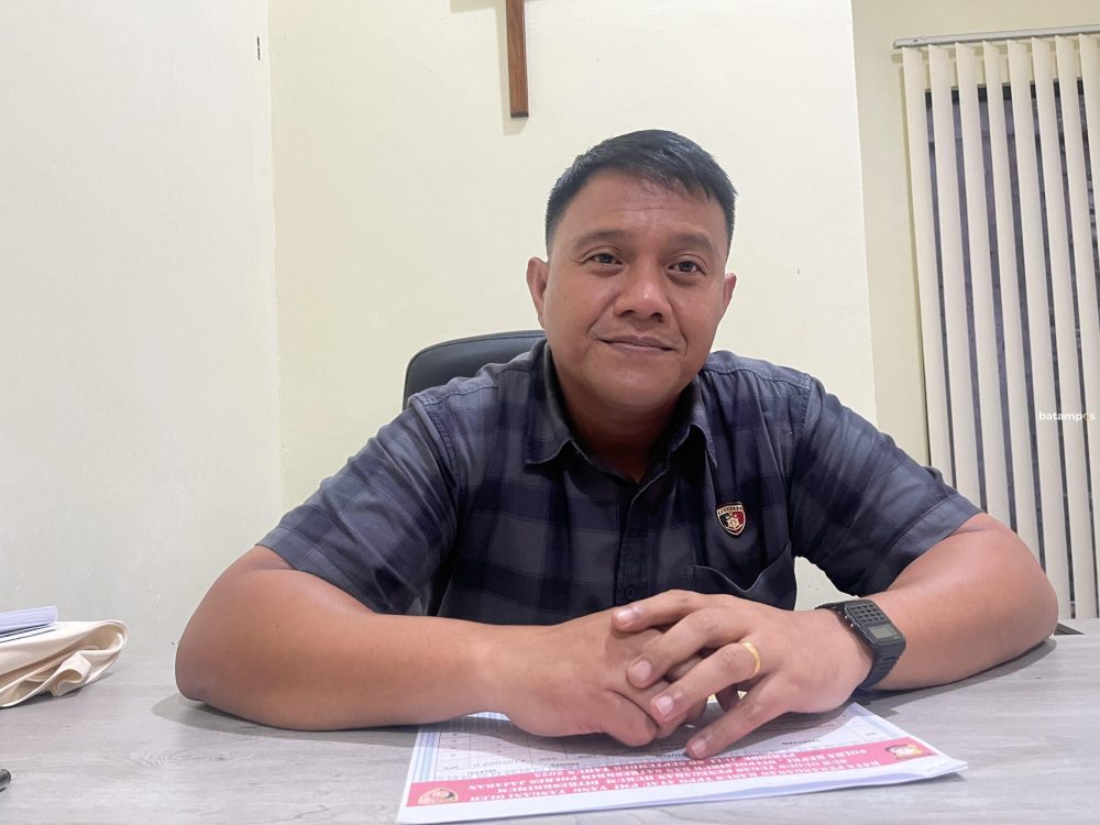 BatamPos's tweet card. batampos – Penyelidikan dugaan pengiriman tujuh anak buah kapal (ABK) WNI secara nonprosedural terus bergulir di Subdit IV Ditreskrimum Polda Kepri. Penyidik kembali melayangkan panggilan pemeriksaan...