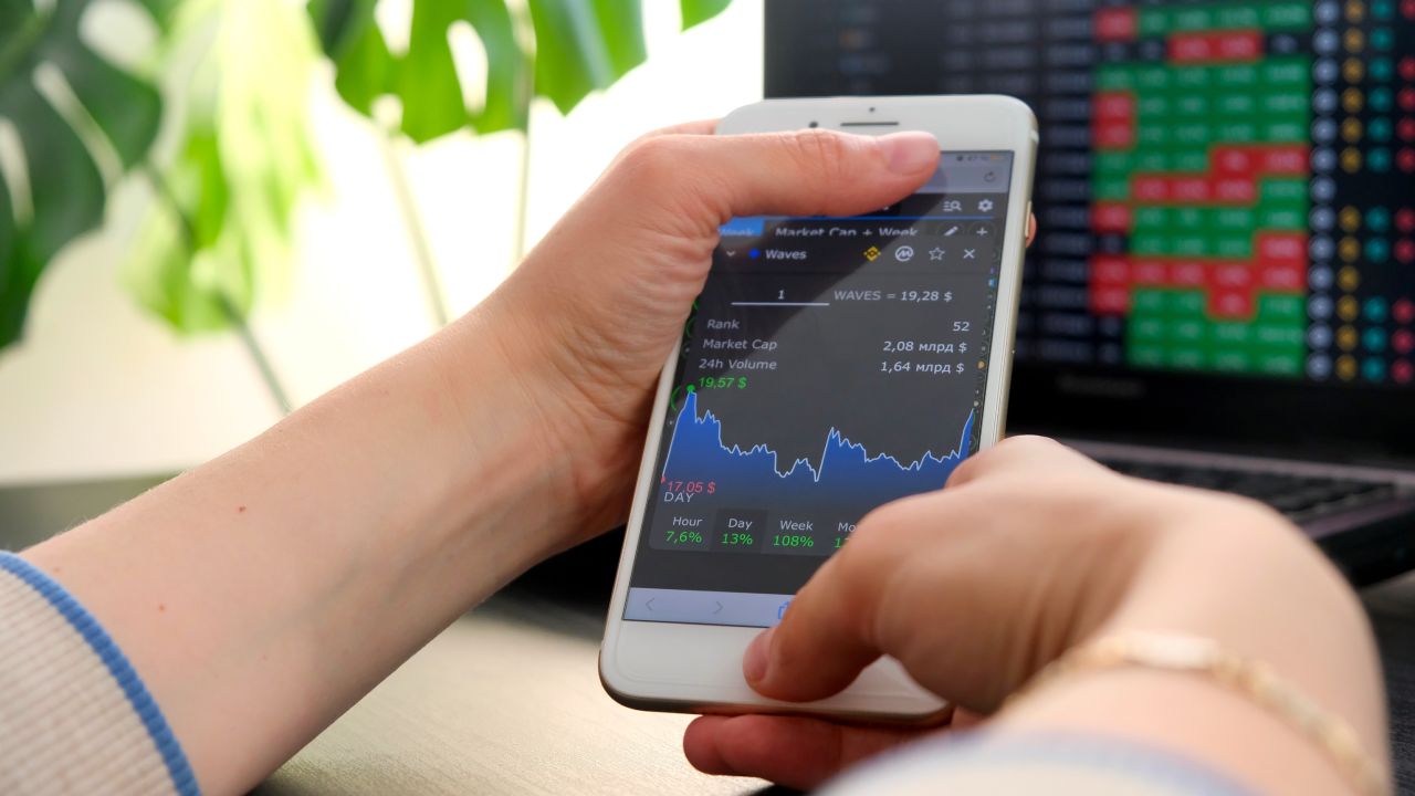 CriptoroEs's tweet card. Jesús Sánchez-Bermejo, CEO y confundador de Criptoro, se refiere a las medidas que están afectando el valor de las criptomonedas.