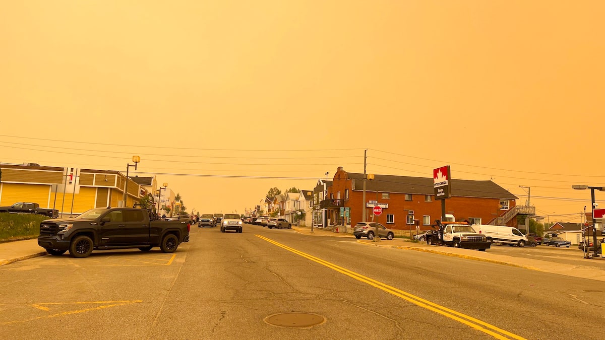 JoseeLegault's tweet card. Le pays et une partie du continent sont aujourd’hui envahis de lourds nuages étranges.
