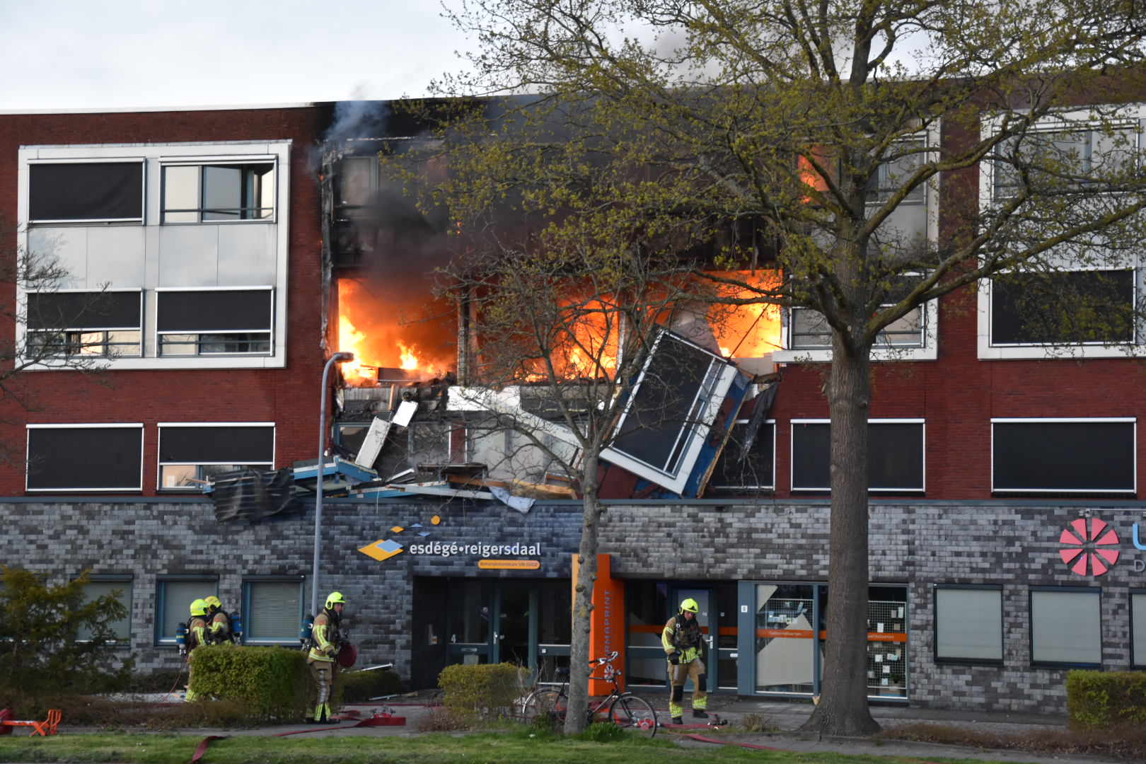 112nieuws_nl's tweet card. Donderdagavond rond 20.15 uur zijn de hulpdiensten massaal uitgerukt voor een brand in een flat aan de Umbriellaan in Heerhugowaard. Kort daarna kwam er ook een melding binnen van een explosie op...