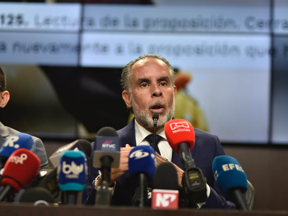 lasillavacia's tweet card. La empresa del contratista recibió un contrato por casi 8.000 millones de pesos en Rtvc, denuncia Camilo Enciso.