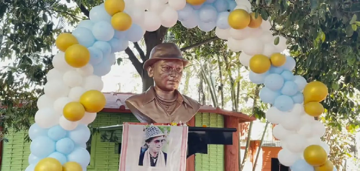 AssamAwaz's tweet card. আজি অসমীয়াৰ প্ৰাণৰ শিল্পী জুবিন গাৰ্গৰ ওপজা দিন। গানৰ ৰজাৰ জন্মদিনটো পালন কৰিবলৈ পূৰ্বৰ দৰে আজি ওলাই আহিল লাখ লাখ অনুৰাগী। প্ৰথমবাৰৰ বাবে প্ৰাণৰ শিল্পীগৰাকীৰ অনুপস্থিতিত জন্মদিনটো উদযাপন কৰিবলগীয়া...