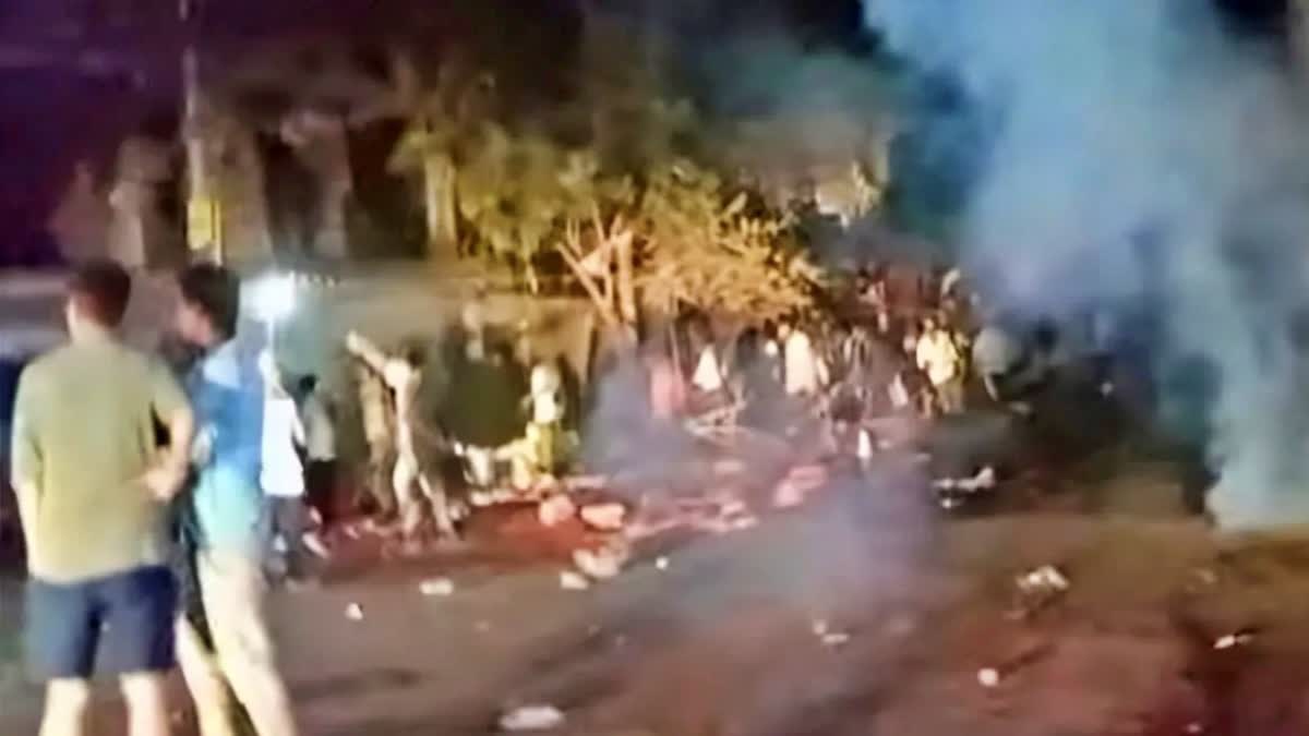 ETVBharatJH's tweet card. चाईबासा बाईपास पर भारी वाहनों के प्रवेश पर रोक लगाने की मांग कर रहे ग्रामीणों की पुलिस से झड़प हो गई.