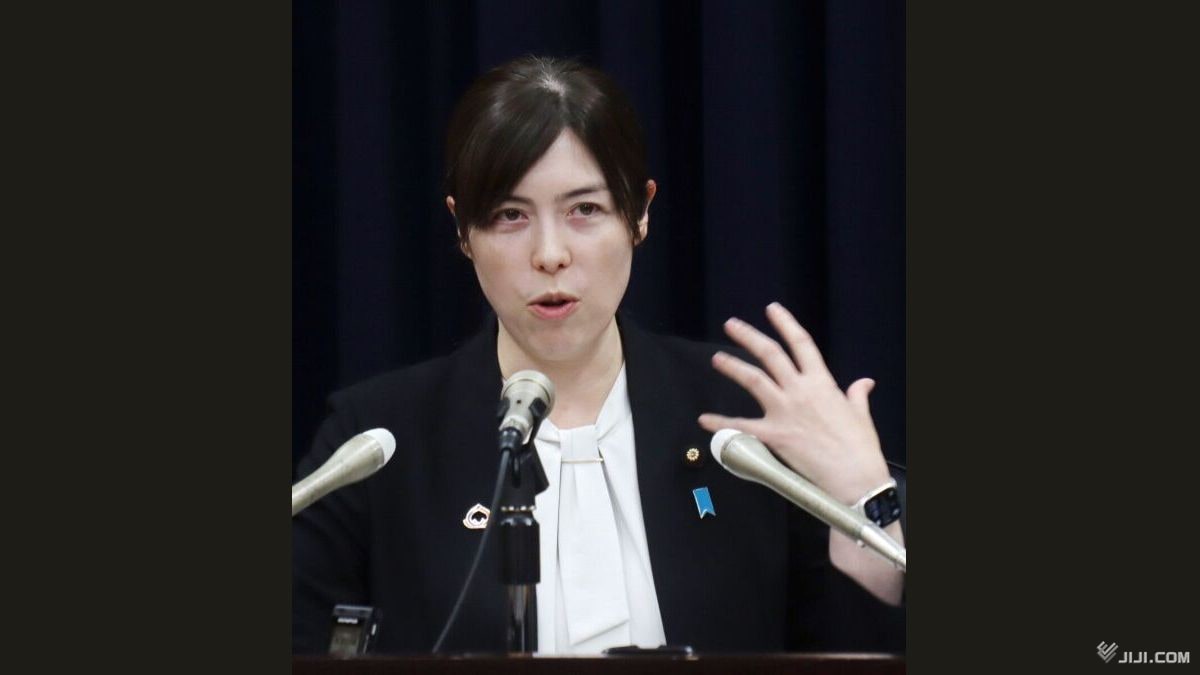 jijicom's tweet card. 小野田紀美経済安全保障担当相は１８日の記者会見で、中国政府が日本渡航を避けるよう自国民に呼び掛けたことに関し、日本企業が中国へ過度に依存することに警鐘を鳴らした。「気に入らないことがあれば、すぐに経済的威圧をしてくるところに依存し過ぎることはサプライチェーン（供給網）だけでなく観光にもリスクだ」と指摘し、「リスク低減」を考慮するよう促した。