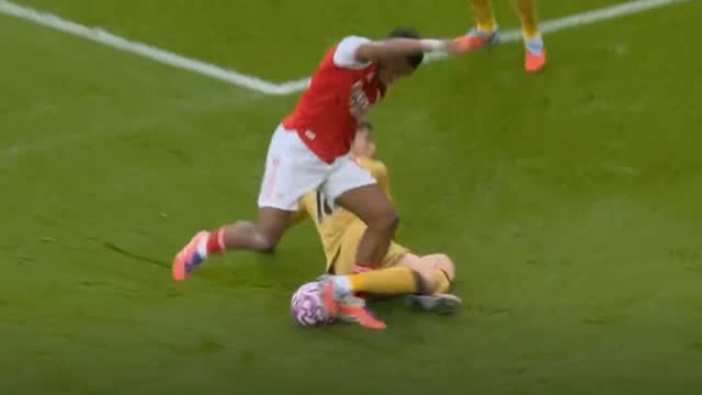 CuthyV's tweet card. "Timber isn't good enough going forward!" YOU LOT NEED EYES!!!!! Absolutely amazing run by TImber, that turn is delightful, Horrible challenge by Kamada, keep it calm mate, TF? ARSCRY