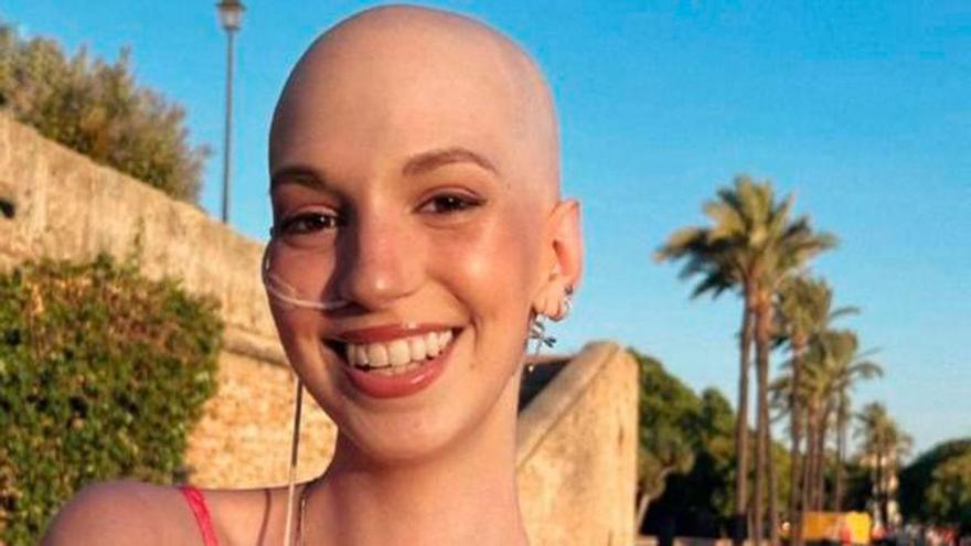 elcorreoweb's tweet card. Luchaba contra el sarcoma de Ewing, un cáncer que se le diagnosticó hace cuatro años. Lo comunicó la familia de la joven en una red social: «Desde esta mañana, Elena os baila y os mira desde su...