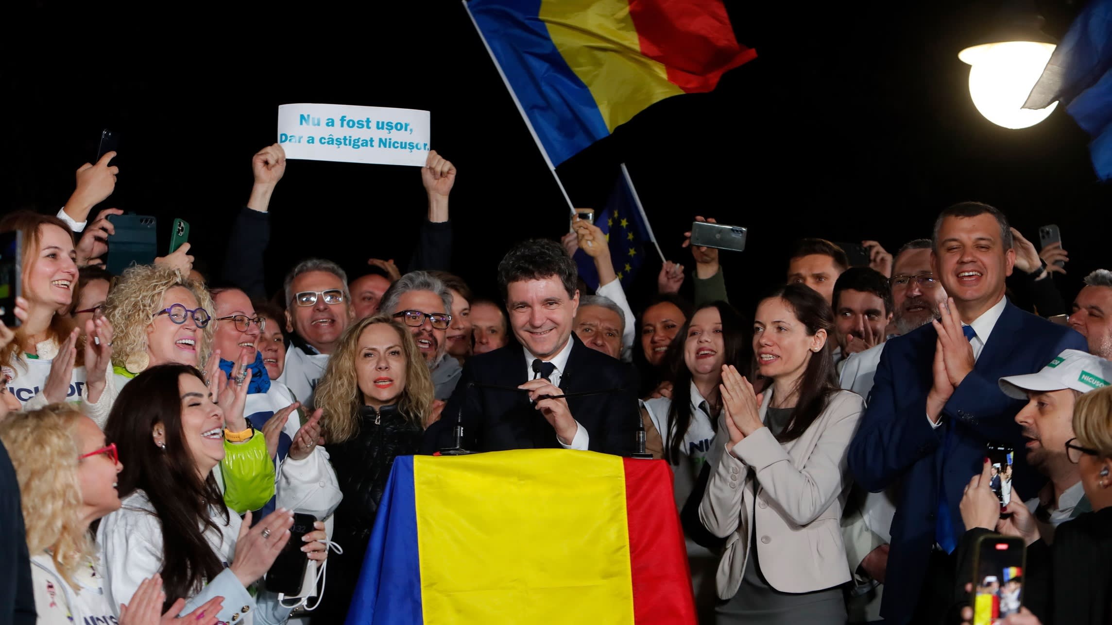 FT's tweet card. Bucharest mayor Nicuşor Dan defeats far-right frontrunner George Simion in second-round vote