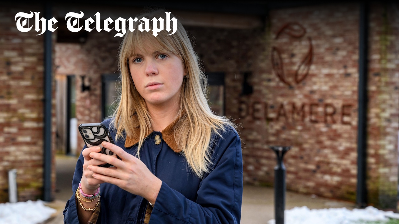 lornaperry_'s tweet card. Our writer would pick up her mobile 262 times a day and spent five hours and 18 minutes on it on average. She knew something had to change