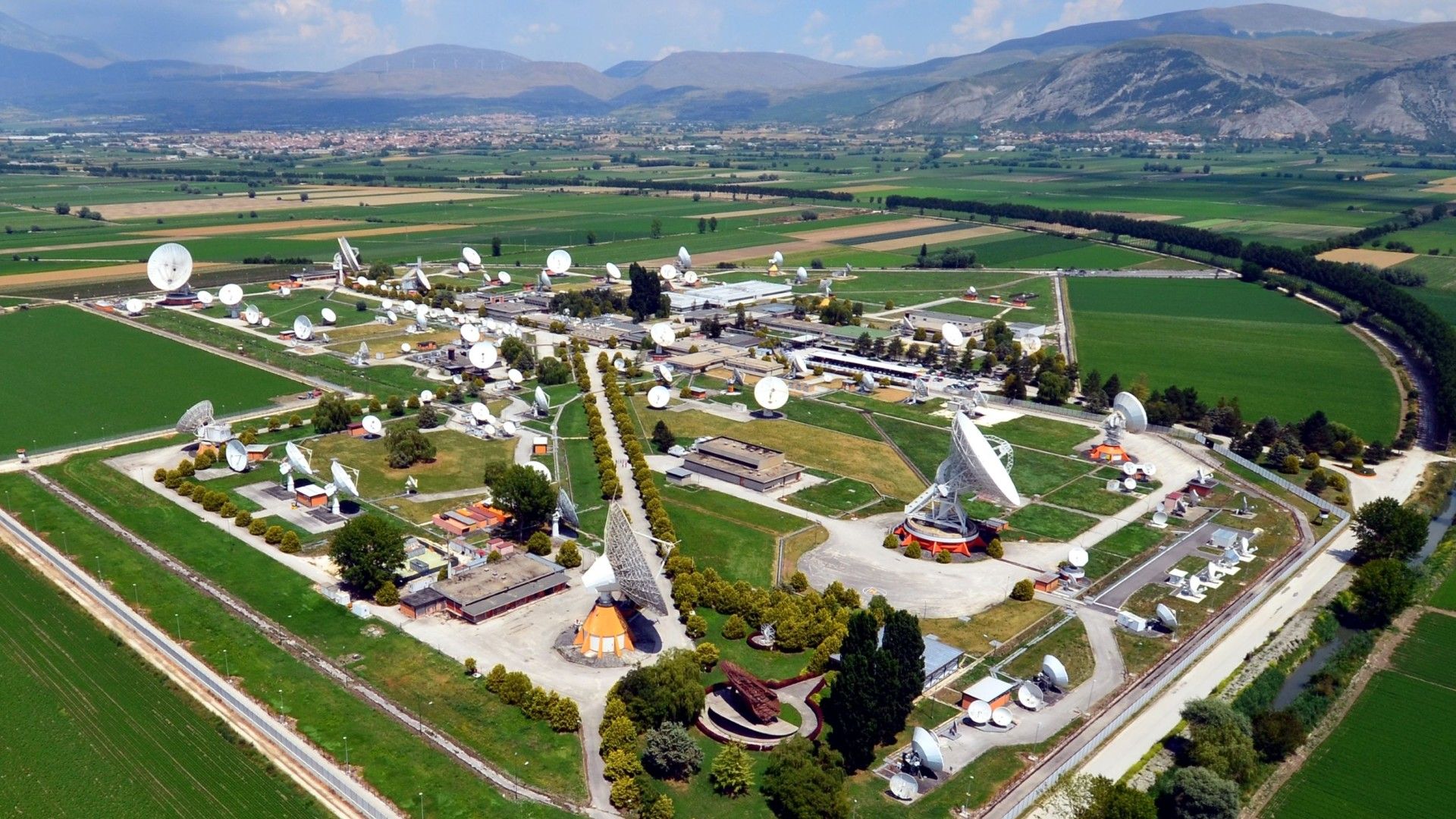 Space24pl's tweet card. Włosko-Polskie Forum Lotniczo-Kosmiczne 2025 zgromadziło przedstawicieli instytucji publicznych, przemysłu i placówek badawczych. W kuluarach goście wymieniali się uwagami dotyczącymi rozwoju...