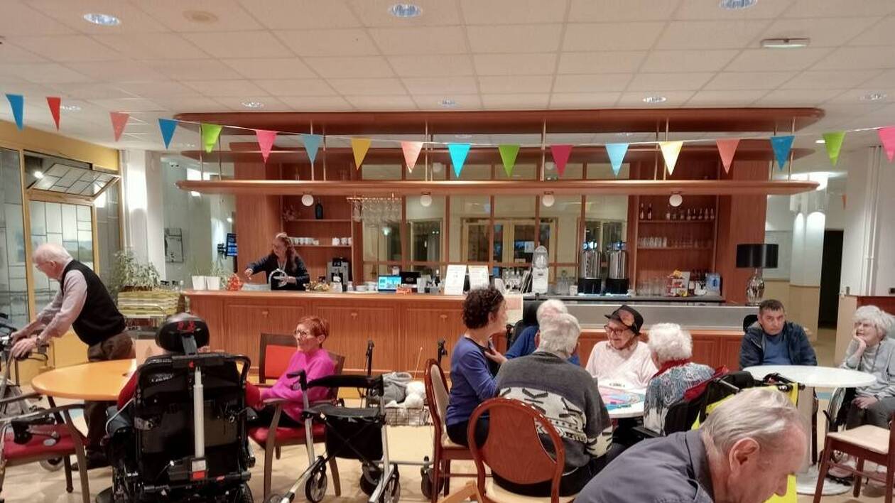 JusteCentriste's tweet card. Transformer une pièce commune en une place de village pour boire un verre à la table d’un bistrot, c’est le pari osé qui a vu le jour à l’Ehpad Saint-Cyr, à Rennes. Le lieu est ouvert à tous, jeunes...