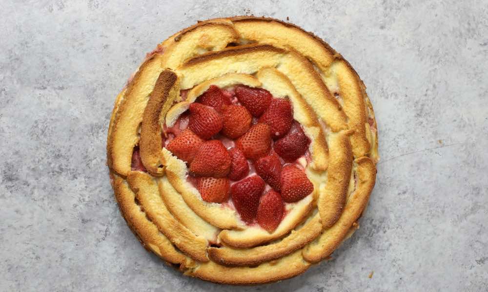 suo2ooo's tweet card. Strawberry Bread Pudding is a delicious dessert made with leftover bread crusts, strawberries and a cheesecake filling. Perfect for Easter and Mother's Day!