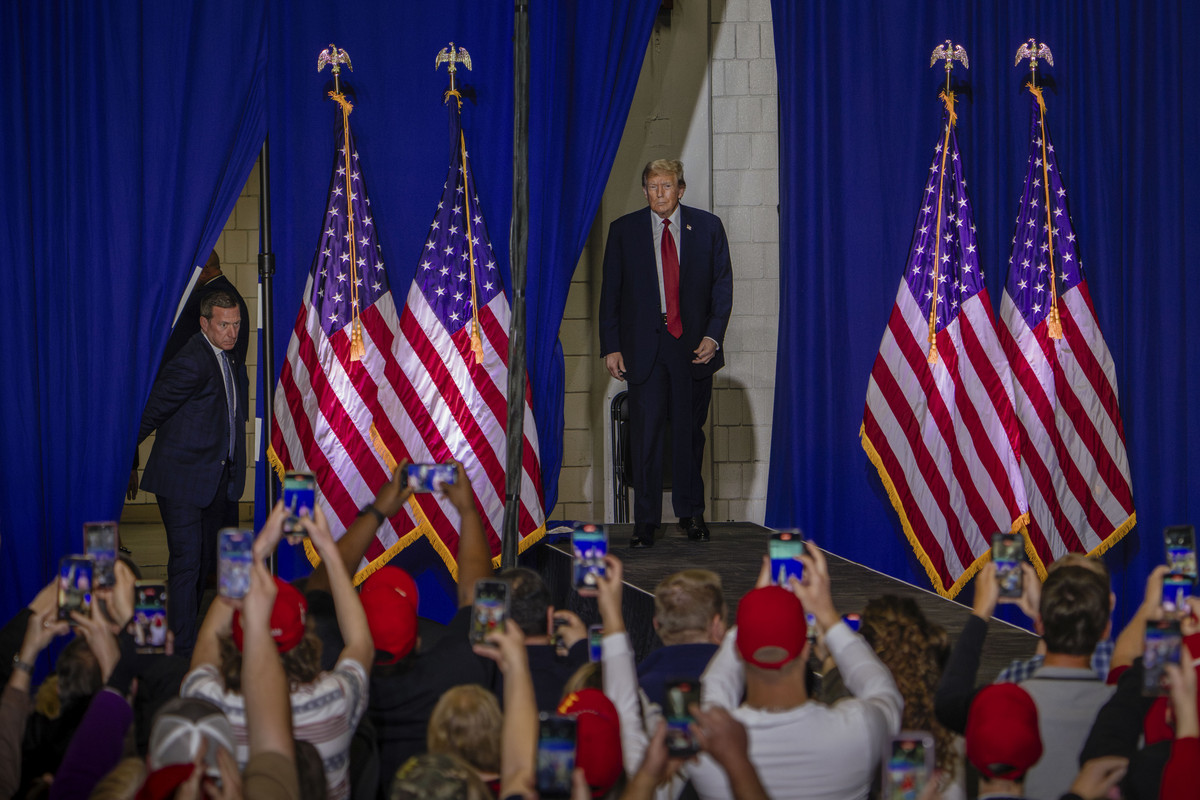 abreezeclayton's tweet card. Primary results from more than 1,000 counties show clear warning signs for Trump with Republican voters in exurbs and small towns.