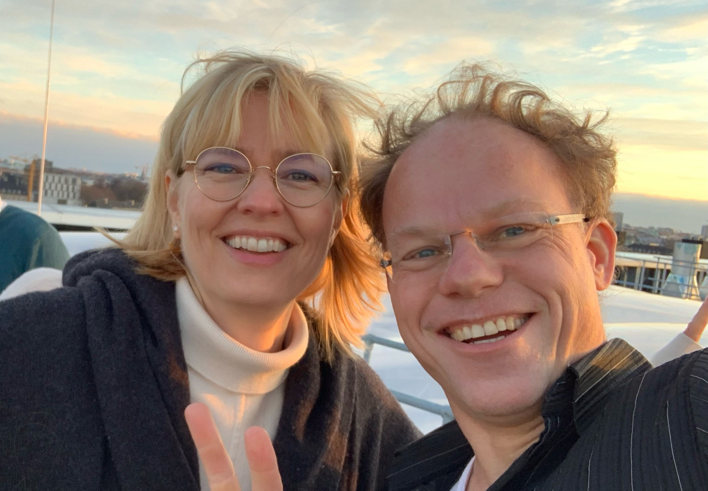 TheInvolve's tweet card. Bestyrelsens to medarbejdervalgte VIP-medlemmer, Pia Quist og Jesper Grodal, fortæller, hvordan det går med deres mærkesager her, hvor de åbner fløjdørene til arbejdet i bestyrelseslokalet.