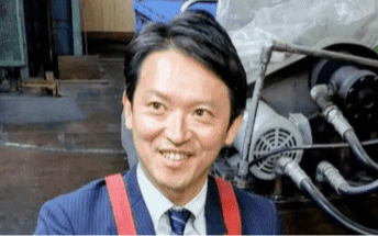 bunshun_online's tweet card. 昨年11月の兵庫県知事選で選挙運動の報酬を支払ったとして、公選法違反（買収）の疑いなどで刑事告発された、斎藤元彦知事（48）とPR会社「merchu（メルチュ）」社長の折田楓氏（33）について、神戸…