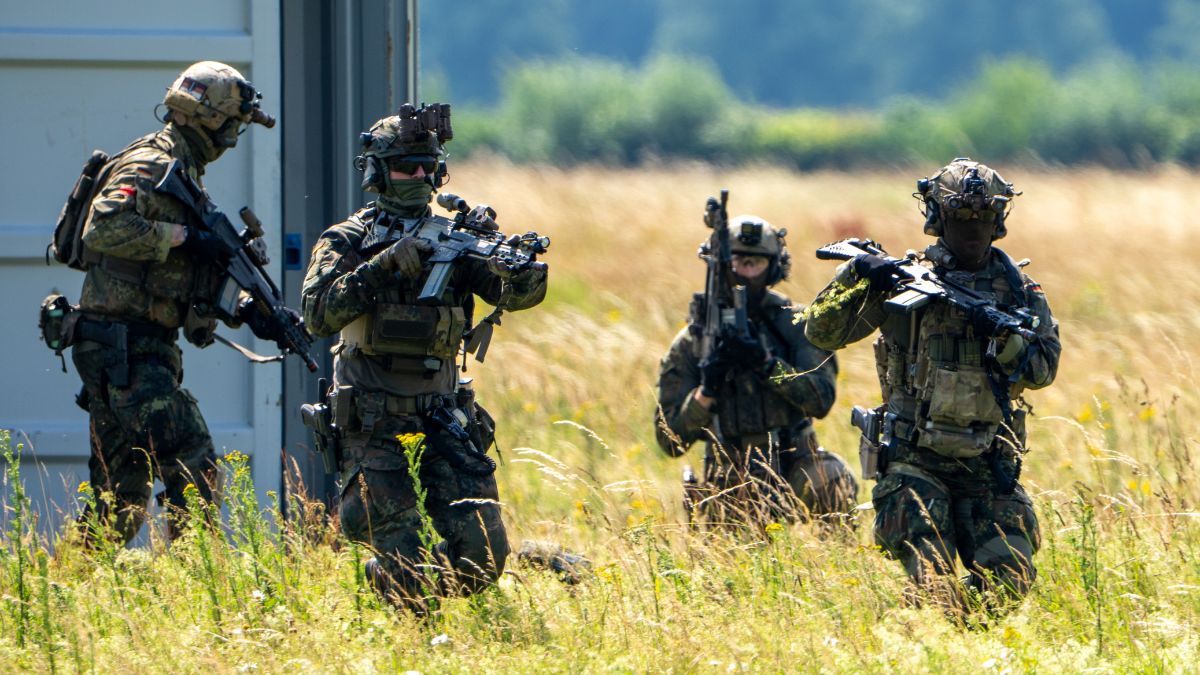 SillySigns1's tweet card. “Dit is niet normaal, mensen."