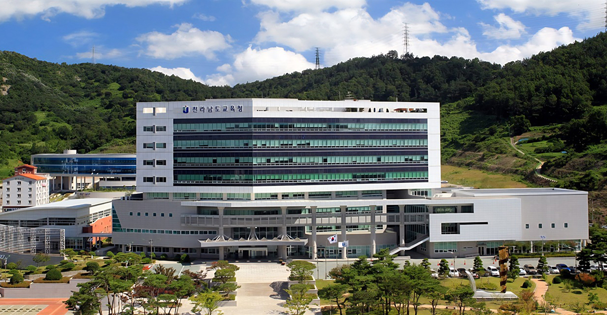 OhmyNews_Korea's tweet card. 전라남도교육청은 4조 4410억 원 규모의 2026년도 예산안을 편성, 11일 전라남도의회에 제출했다고 밝혔다.전남교육청은 보유 기금 소진과 중앙정부 이전수입 감소 등 어려운 재정 여건에서도 교육 본질 회복을 위한 현장 중심 재정 운영