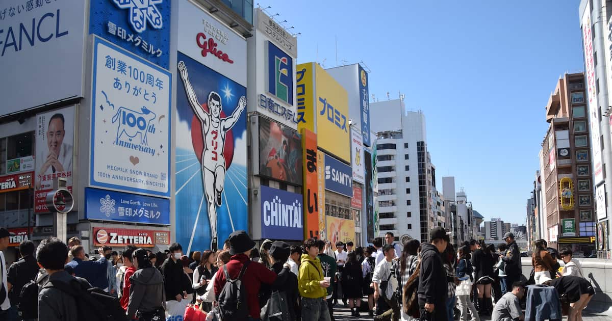 benkyokai1's tweet card. 大阪随一の繁華街・ミナミが、インバウンド（訪日客）の激増による「観光公害」に見舞われている。来阪する訪日客の約7割がミナミにある道頓堀周辺を訪れるとされるが、…