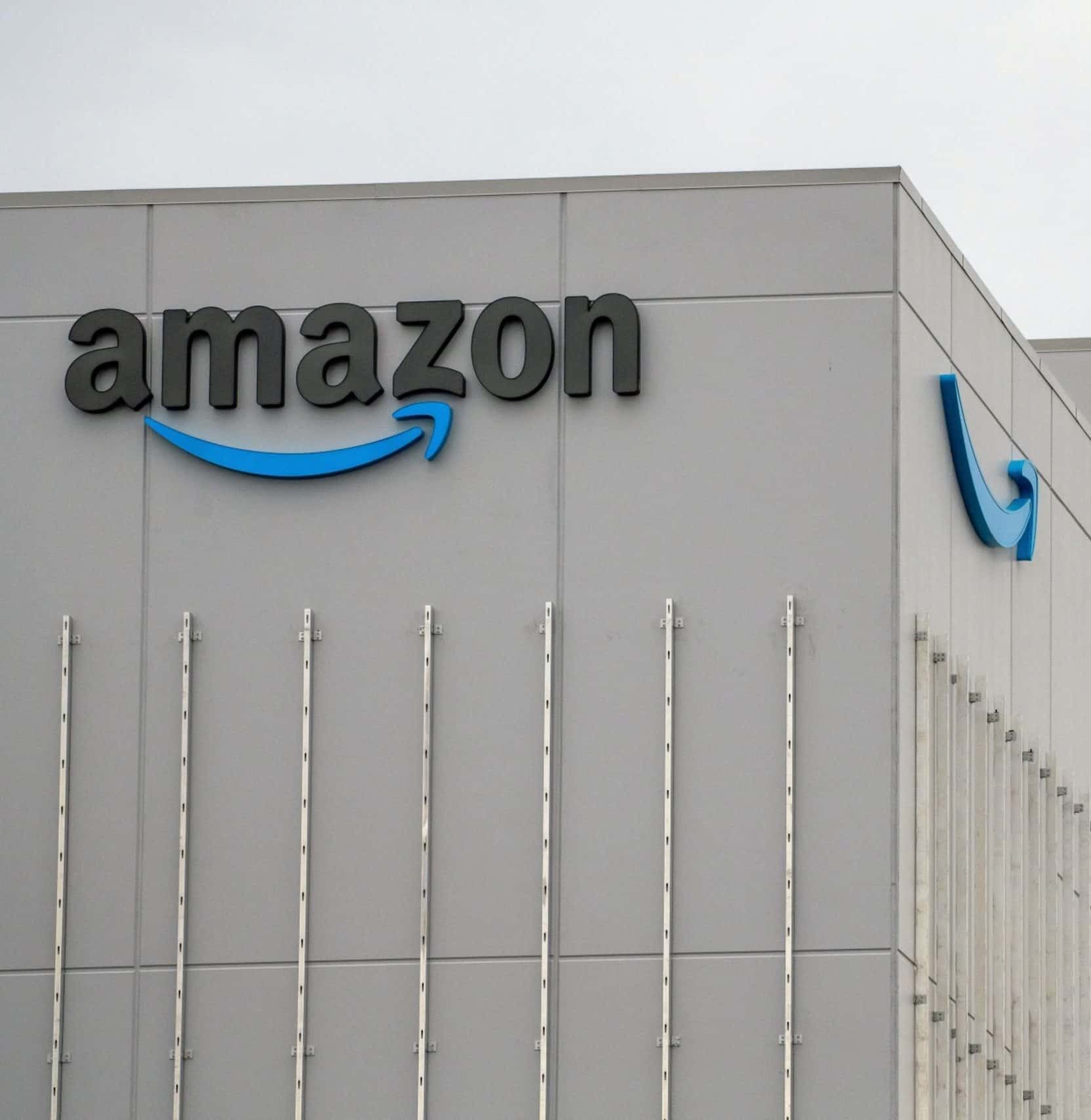 _Data_Science's tweet card. Commerce giant Amazon posted lower-than-expected income in the fourth quarter but saw solid year-over-year growth within its cloud platform, Amazon Web Services.  WHY IT MATTERS: The company missed...