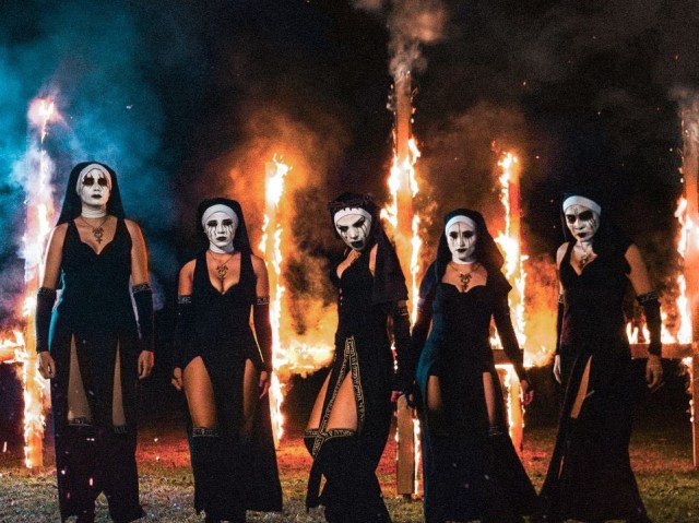 MetalSkunkBlog's tweet card. Anziani thrasher alla riscossa, suore scosciate col face painting, l’ex batterista degli Slayer costretto dalla moglie a mettere su un progetto con lei.