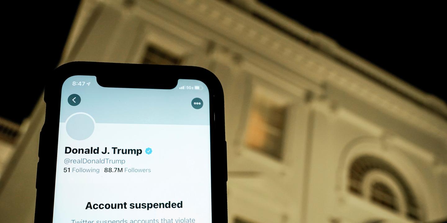 lemondefr's tweet card. Le réseau social explique sa décision par les risques « de nouvelles incitations à la violence » de la part de Donald Trump. Ce dernier accuse Twitter de « museler la liberté d’expression ».