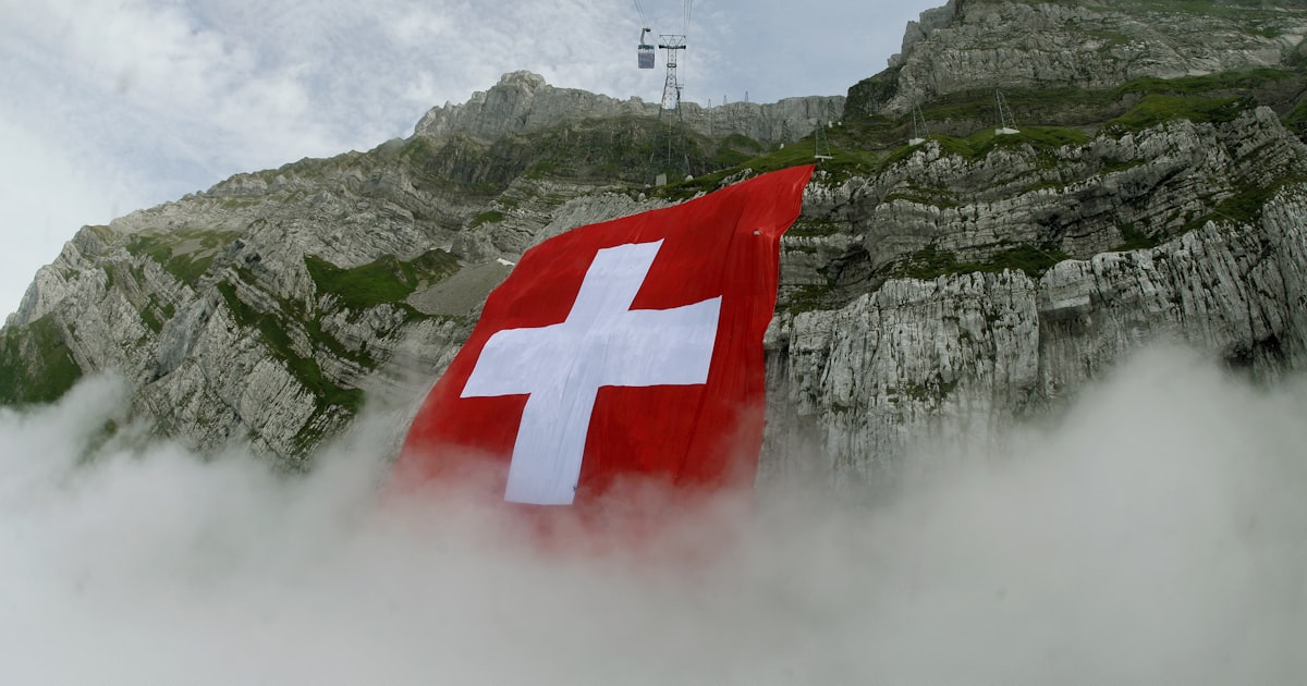 nikkei's tweet card. スイスフランが強い。ユーロや円といった主要通貨に対して連日で過去最高値をつけ、当局の為替介入後も下げる気配をみせない。世界的な株価の調整リスクや経済への不透明感がくすぶるなか、下落する円を尻目に唯一の「安全通貨」として買いが集まっている。円の復活は高市早苗政権の成長戦略次第との見方が出ている。 「スイスフランは『買い』の一択だ」。外銀の元為替ディーラーで現在は外国為替証拠金取引（FX）の個人投