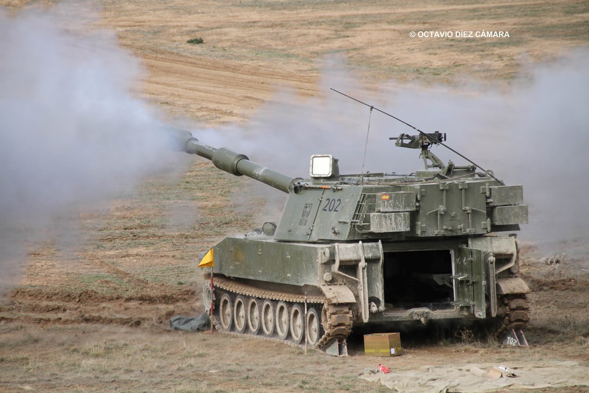 EduardoMFS1's tweet card. Por vez primera obuses M109A5 de la Brigada Aragón I han disparado la avanzada munición de precisión Escalibur, que permite disparos muy certeros