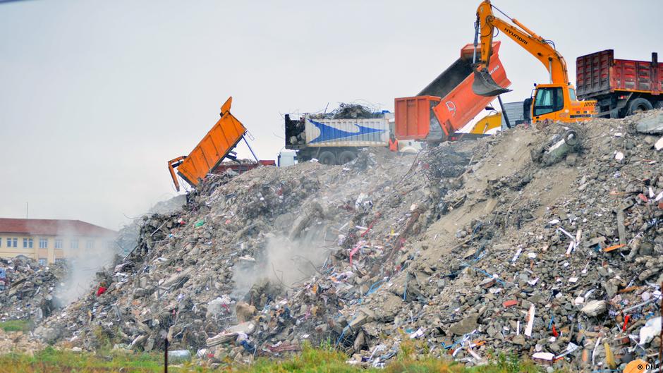 dw_turkce's tweet card. Hatay'da enkaz döküm alanlarında ciddi riskler olduğunu tespit eden Hatay Barosu ile çevre ve sağlık örgütleri kentte enkaz dökümüne dair yürütmeyi durdurma davası açtı.