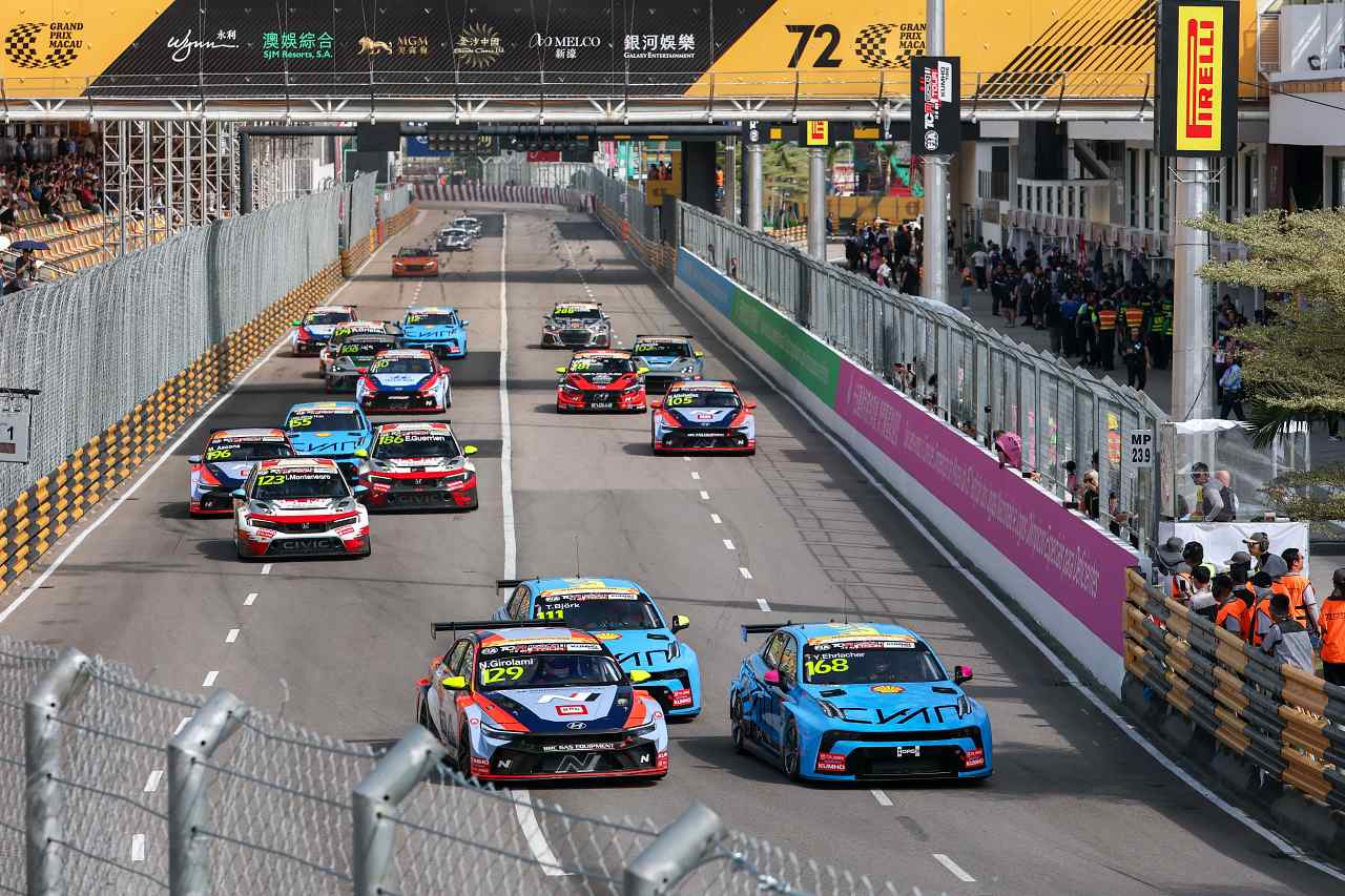 AUTOSPORT_web's tweet card. 　決着のときを迎えた2025年のFIA