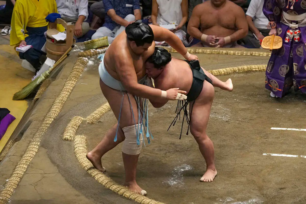 IsegahamaNet's tweet card. 　1メートル74の翠富士が幕内最長身2メートル4の北青鵬を寄り切りで下し、身長30センチ差対決を制した。相手に肩越しの上手を許したが、「投げに来るのを下手で返…