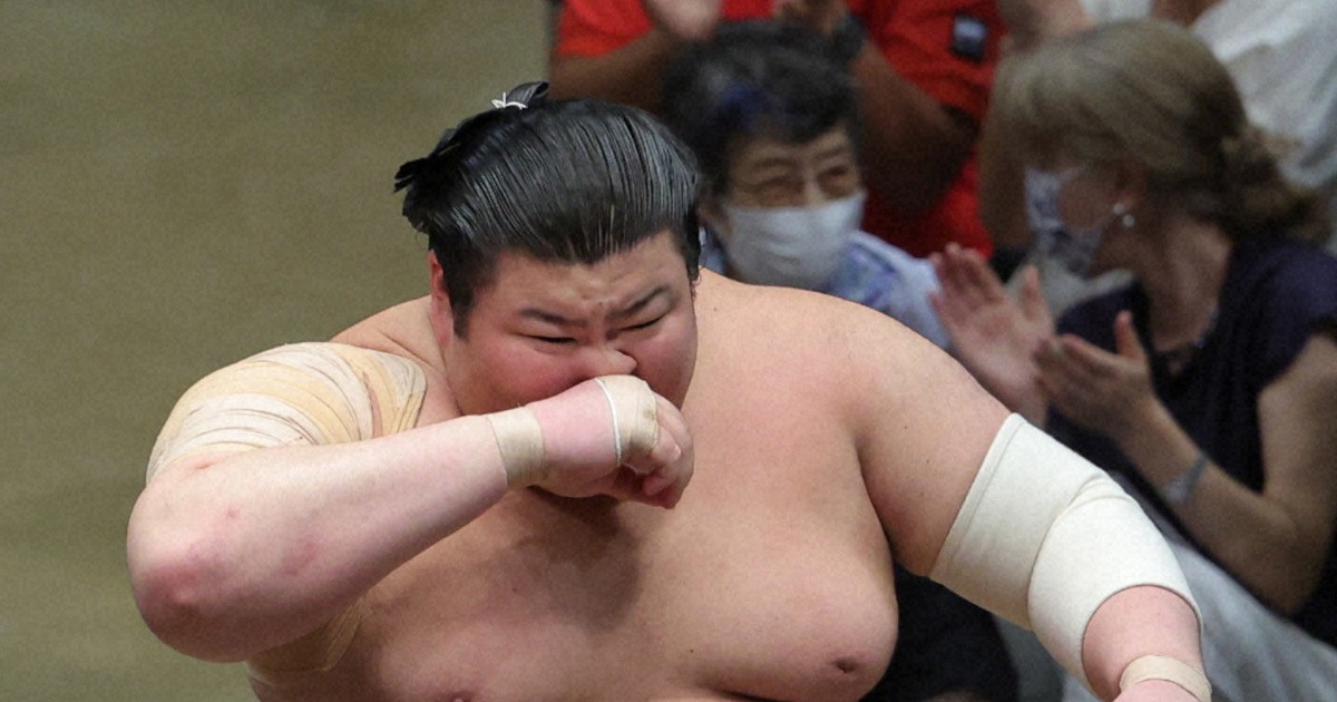 IsegahamaNet's tweet card. 大相撲秋場所14日目（23日、東京・両国国技館） ○熱海富士（寄り切り）阿炎● 　熱海富士が相手の奇策に動じず、再び単独トップに立って初優勝に王手をかけた。 　立ち合いで阿炎に変化を仕掛けられたが、土俵際で踏みとどまった。冷静に左上手を取って、力強く寄り切り、「立ち合い、（相手の変化は）少し頭に入れ