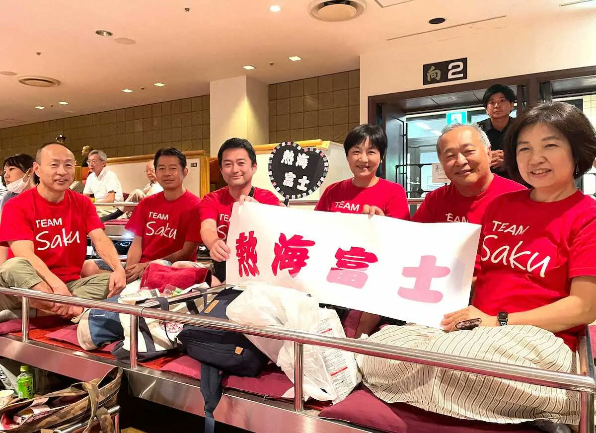 IsegahamaNet's tweet card. 　5場所ぶりに幕内に復帰した熱海富士（21＝伊勢ケ浜部屋）が輝（29＝高田川部屋）を破って6勝目を挙げ、1敗で首位を守った。