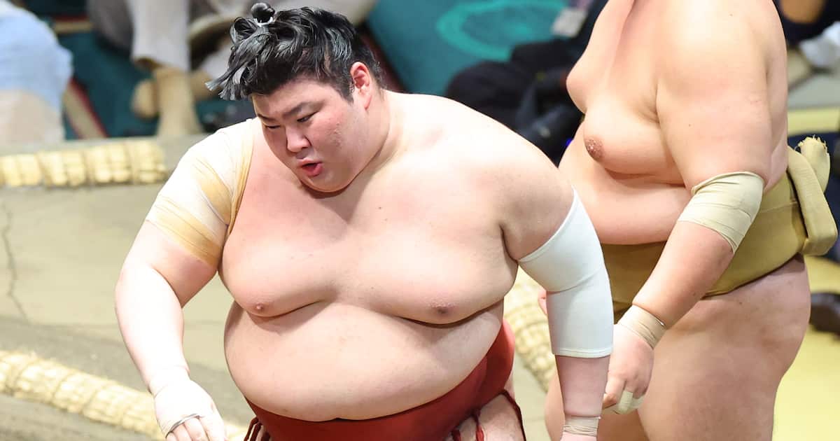 IsegahamaNet's tweet card. 再入幕で２１歳の熱海富士が１敗を守り、首位をキープした。輝にもろ差しを許したが、頭をつけて耐えると、低い姿勢で押し出した。十両で対戦した先場所ははたき込みで敗…