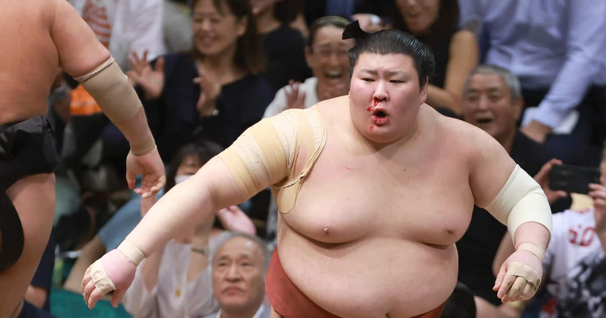 IsegahamaNet's tweet card. 大相撲秋場所１４日目（２３日、両国国技館）東前頭１５枚目の熱海富士（２１）は平幕阿炎（２９）に立ち合いで変化をされたが、土俵際で踏ん張り、寄り切って３敗を守っ…