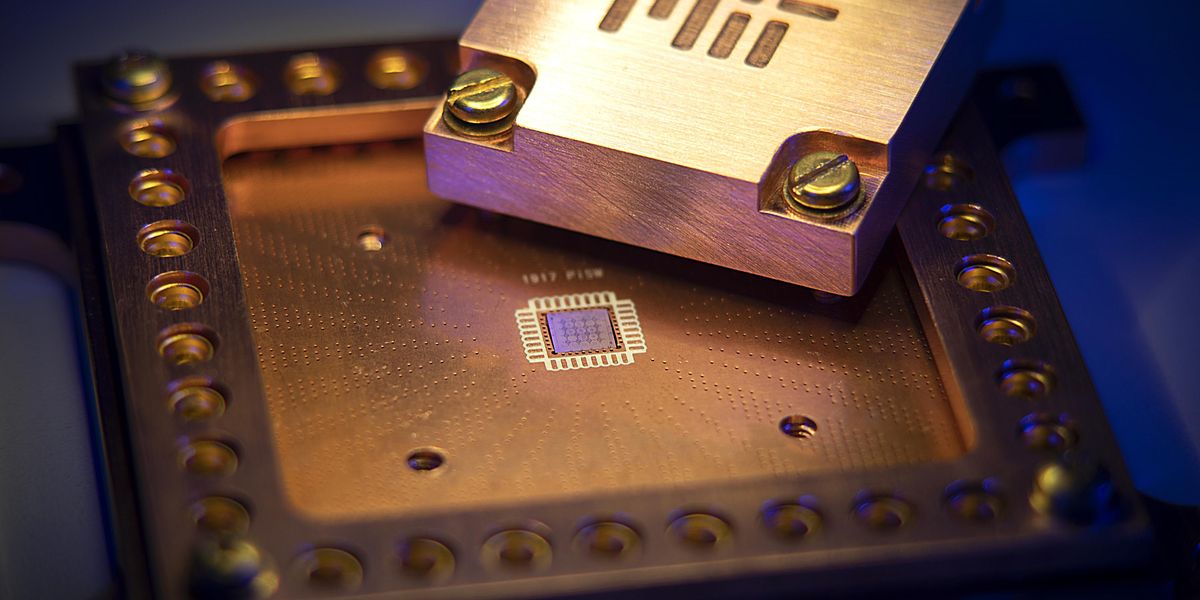 ServusTech's tweet card. MIT researchers use 2D materials for capacitors in quantum circuits in effort to scale processors