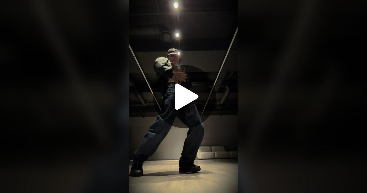 weareoneEXO's tweet card. 좋아요 375개, 댓글 35개가 있습니다. "slow down"