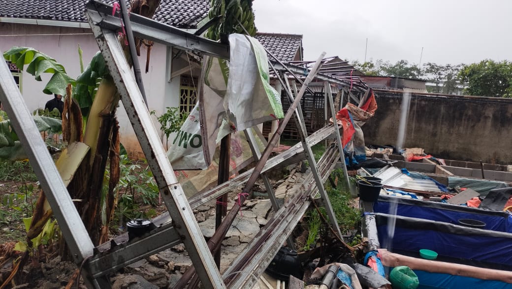 web_bogorkita's tweet card. BOGOR-KITA.com, CISEENG - Sebuah papan reklame besar (Billboard) yang berada di sekitar area perempatan Ciseeng roboh diterpa hujan deras disertai angin