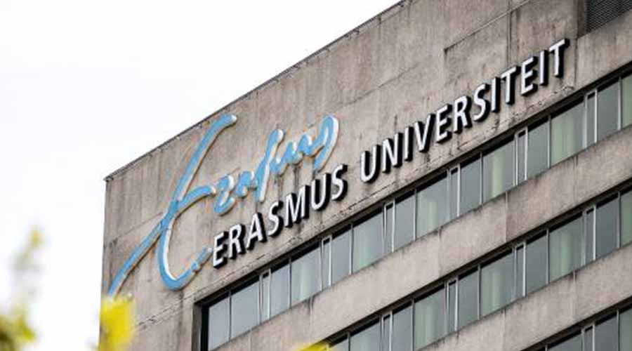 Dagblad010tweet's tweet card. De bezuinigingen van ruim een miljard op het hoger onderwijs komen hard aan op de Erasmus Universiteit. Studies dreigen te verdwijnen, internationale studenten worden geweerd en wetenschappers vrezen