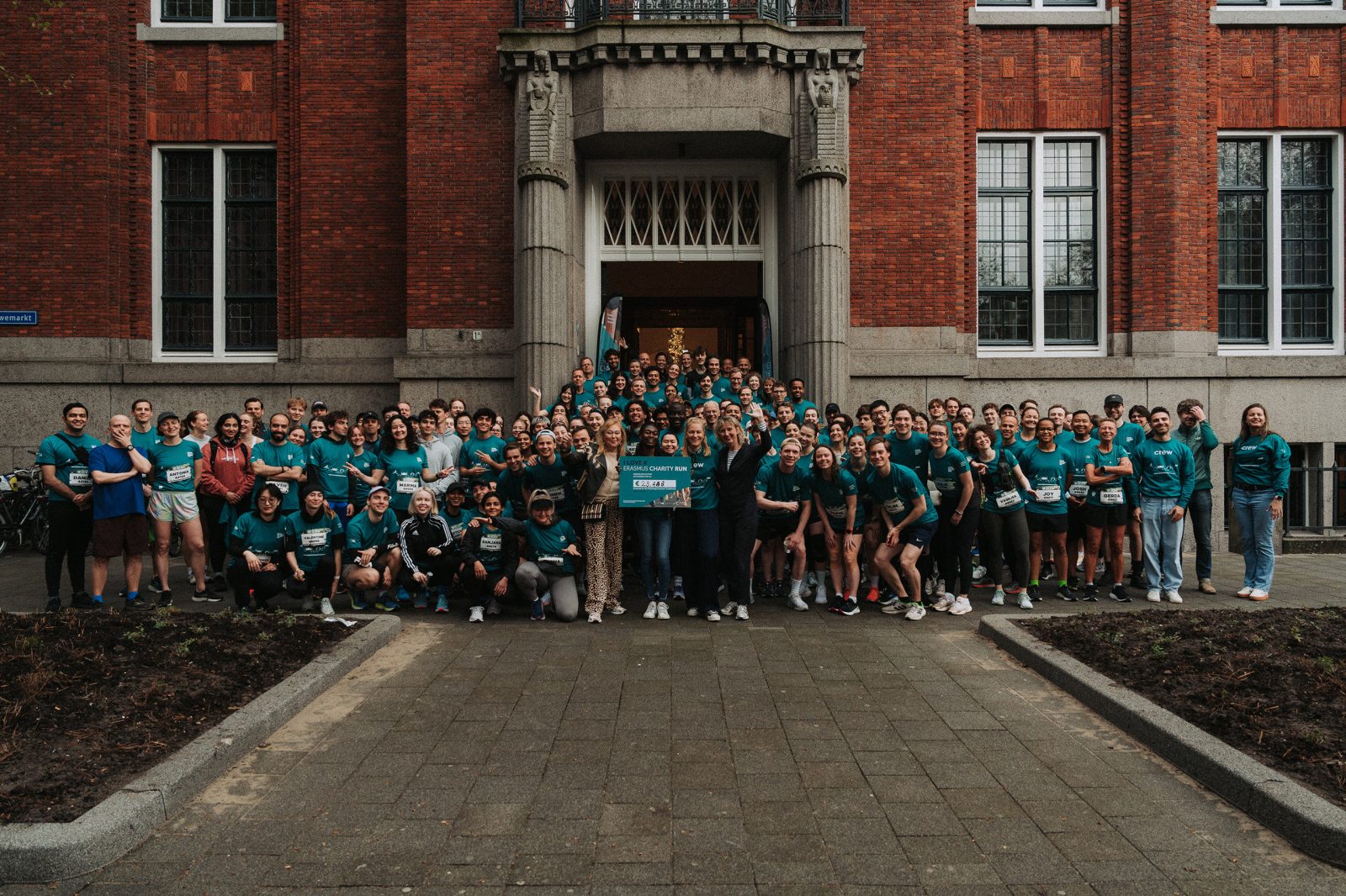 HHmatthijs's tweet card. Hardlopers hebben 24.000 euro opgehaald tijdens de Erasmus Charity Run van dit jaar. Het geld werd ingezameld door 306 studenten, medewerkers en alumni die afgelopen zondag de kwart marathon liepen,...